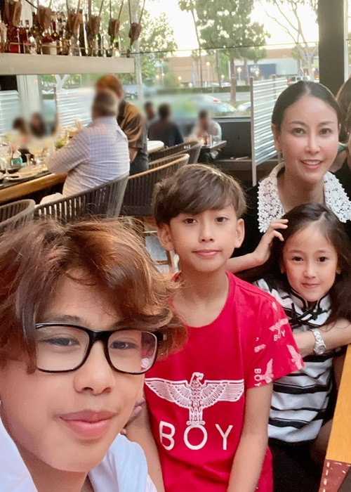 Hà Kiều Anh một mình chăm lo các con. Cô chia sẻ trên Ngôi sao, bản thân phải quán xuyến mọi việc, từ nấu ăn, giặt giũ đến lái xe đưa các con đi chơi.