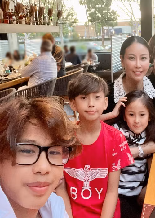 Hà Kiều Anh một mình chăm lo các con. Cô chia sẻ trên Ngôi sao, bản thân phải quán xuyến mọi việc, từ nấu ăn, giặt giũ đến lái xe đưa các con đi chơi.