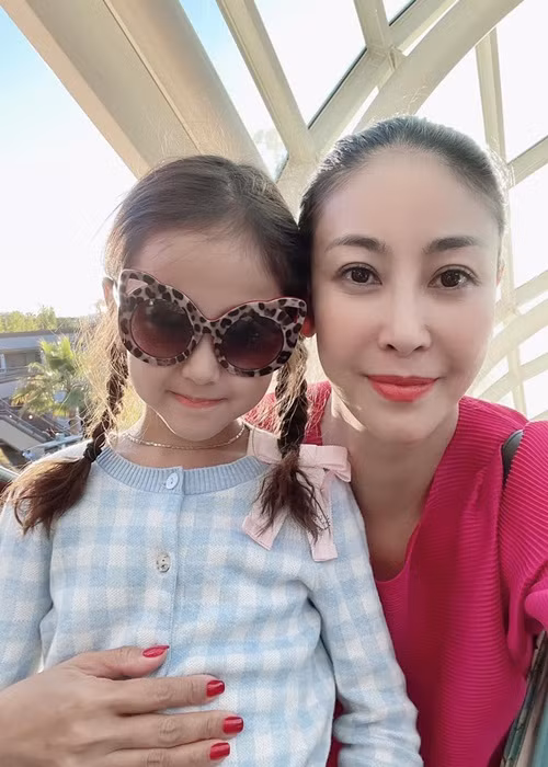 Trong chuyến đi này, Hà Kiều Anh đưa các con đến thăm bà ngoại. Cô chia sẻ cảm giác về bên mẹ ruột. "Mỗi lần mình về với mẹ đều cảm thấy đời trở nên thật nhẹ. Ở bên mẹ, mọi thứ thật dịu dàng. Có mẹ chở che, có mẹ chăm sóc… dù đã trưởng thành vẫn thấy mình bỗng dưng bé xíu", Hoa hậu Hà Kiều Anh viết.