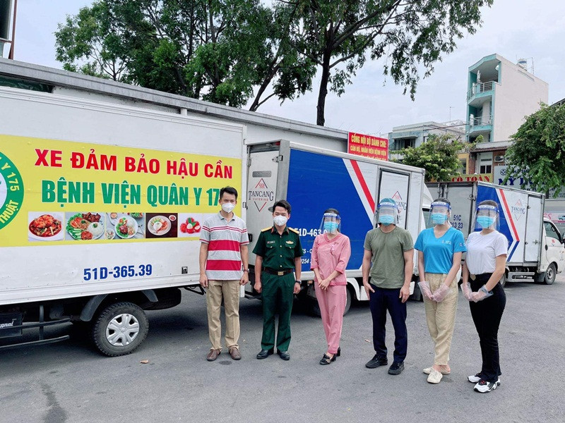 Hà Kiều Anh chia sẻ nhóm tình nguyện của đạo diễn Hoàng Nhật Nam đồng thời viết: "Nhìn thấy TP.HCM đang oằn mình chống dịch, mặc dù Kiều Anh đang ở xa, nhưng vẫn mong muốn đóng góp một ít tấm lòng của mình. Thật may mắn khi biết đến bếp ăn Suối mát từ tâm của chị Phạm Kim Dung nơi gắn kết để sẻ chia đã giúp cho Kiều Anh cũng như các mạnh thường quân khác có thể nhanh chóng hỗ trợ mọi người".