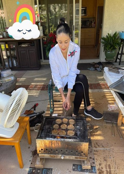 Gần đây, cô chia sẻ hình ảnh làm bún chả ở Mỹ.