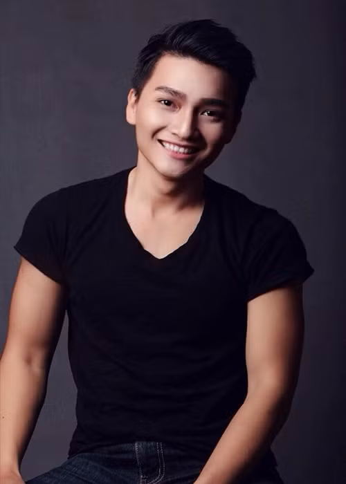 Minh Đức có ngoại hình sáng, được đào tạo bài bản nhưng tên tuổi vẫn khá mờ nhạt. Về chuyện này, nam diễn viên không hề tỏ ra buồn rầu, trái lại anh vẫn lạc quan.