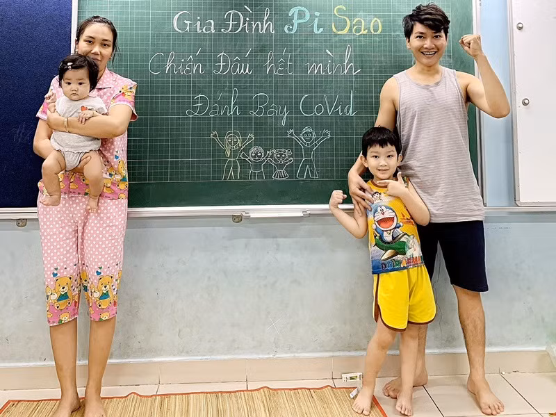  Diễn viên Minh Đức cùng vợ con đang mắc COVID-19, được cách ly tại trường tiểu học. Hai con của anh còn nhỏ tuổi (4 tuổi và 6 tháng tuổi). Nam diễn viên mong muốn hai con được chuyển qua trung tâm hay bệnh viện để có bác sĩ theo dõi thường xuyên.