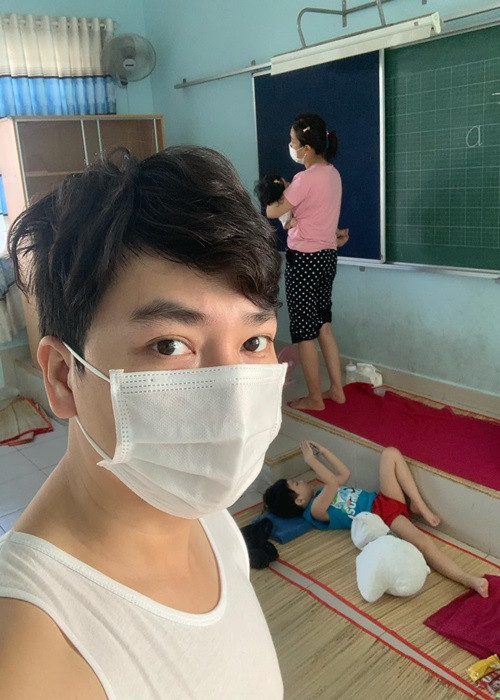 Trên trang cá nhân, Minh Đức viết tâm thư dành cho con gái 6 tháng tuổi: “Viết cho con - Cô bé hộp nhựa. Con là chiến binh nhỏ tuổi nhất trong khu cách ly phường 15, quận 8, TP HCM. Con luôn mỉm cười sống vui vẻ yêu đời dù trong hoàn cảnh nào. Kể từ khi nhận kết quả dương tính với COVID-19, cả nhà con đã lên dây cót tinh thần thép rồi. Con mạnh mẽ lắm và con thích nghi nhanh với môi trường mới, hiện tại sức khỏe của con ổn định ăn uống nghỉ ngơi đúng giờ giấc. Mặc dù con tắm trong hộp nhựa, tuy bé thật đấy nhưng con vẫn thích lắm, bởi được nghịch nước là con khoái rồi”.