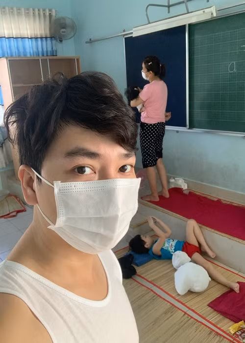 Trên trang cá nhân, Minh Đức viết tâm thư dành cho con gái 6 tháng tuổi: “Viết cho con - Cô bé hộp nhựa. Con là chiến binh nhỏ tuổi nhất trong khu cách ly phường 15, quận 8, TP HCM. Con luôn mỉm cười sống vui vẻ yêu đời dù trong hoàn cảnh nào. Kể từ khi nhận kết quả dương tính với COVID-19, cả nhà con đã lên dây cót tinh thần thép rồi. Con mạnh mẽ lắm và con thích nghi nhanh với môi trường mới, hiện tại sức khỏe của con ổn định ăn uống nghỉ ngơi đúng giờ giấc. Mặc dù con tắm trong hộp nhựa, tuy bé thật đấy nhưng con vẫn thích lắm, bởi được nghịch nước là con khoái rồi”.