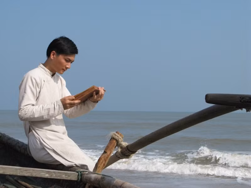 Năm 22 tuổi, khi đang là sinh viên năm III Trường ĐH Sân khấu - Điện ảnh Hà Nội, Minh Đức vượt qua hàng nghìn bạn trẻ khác để vào vai thầy giáo Nguyễn Tất Thành trong phim điện ảnh “Nhìn ra biển cả”. Ảnh: Dân Việt