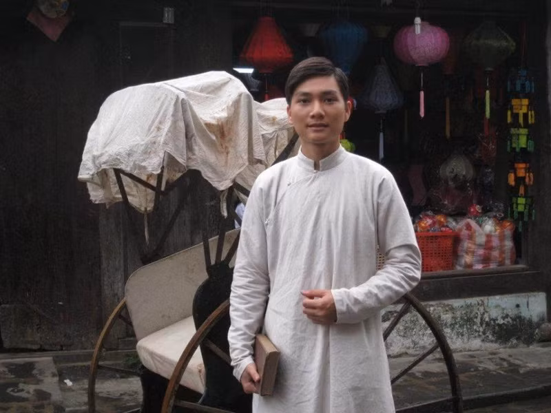 Minh Đức tâm sự về vai diễn thời trẻ của Chủ tịch Hồ Chí Minh: “Đóng phim về Bác cũng chính là một quá trình để tôi học tập tấm gương đạo đức của Người. Câu chuyện về người thanh niên Nguyễn Tất Thành trong hoàn cảnh nước mất nhà tan đã khiến tôi hiểu thêm rằng, cần phải có hoài bão lớn khi mình còn trẻ. Tôi cảm thấy may mắn và tự hào, thậm chí hơn cả niềm tự hào khi mình được đóng vai Bác Hồ”. Ảnh: Dân Việt