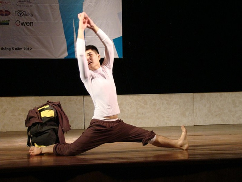 Minh Đức sinh năm 1988, sở hữu vẻ ngoài điển trai. Năm 2012, anh tham gia cuộc thi Mr Hà Nội và đoạt giải thí sinh tài năng. Ảnh: Giáo dục Việt Nam