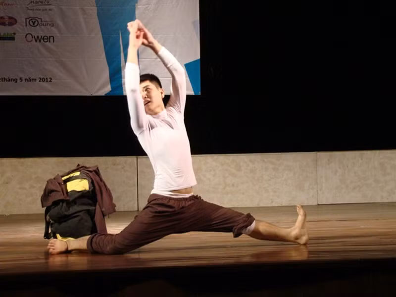 Minh Đức sinh năm 1988, sở hữu vẻ ngoài điển trai. Năm 2012, anh tham gia cuộc thi Mr Hà Nội và đoạt giải thí sinh tài năng. Ảnh: Giáo dục Việt Nam