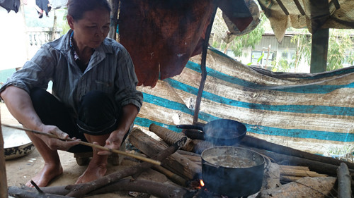 Mồi tôm được nặn thành viên sau đó đem luộc như bánh trôi, bánh chay.