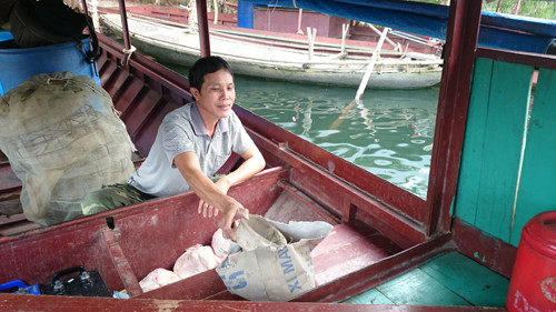 Xi măng được người dân mua lại từ các thương lái với giá 1.500đ/kg.