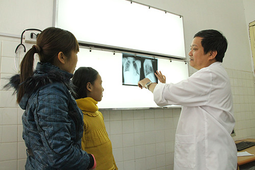 TS.BS Đinh Văn Lượng tái khám cho cháu T.H.