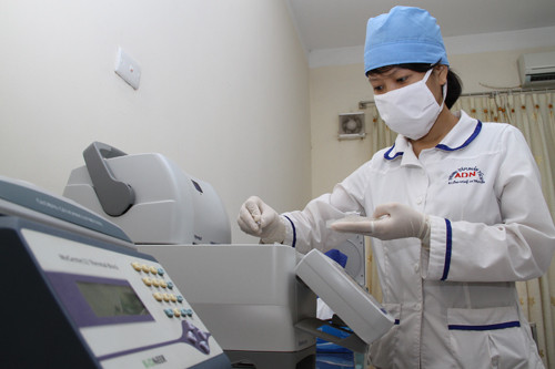 cach lay mau toc, mong tay de xet nghiem adn hinh anh