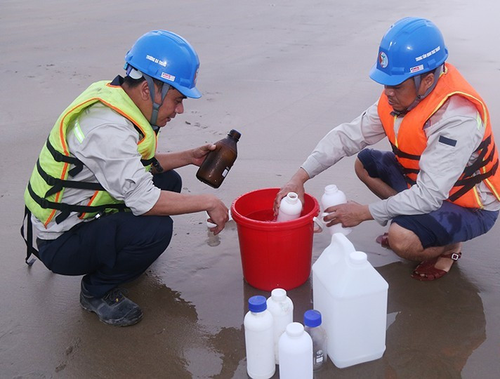 Nước biển ở Hà Tĩnh chuyển màu đỏ là do tảo nở hoa - Hình 2 Nuoc bien o Ha Tinh chuyen mau do la do tao no hoa-Hinh-2