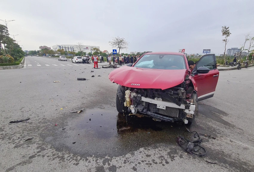 Hai tài xế nữ mất lái tông nhau, xe bẹp rúm ở Quảng Bình Hai tai xe nu mat lai tong nhau, xe bep rum o Quang Binh