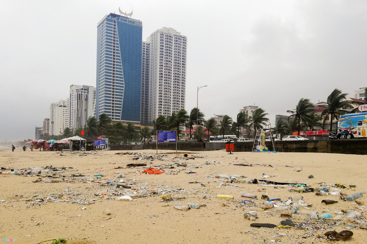 Rac ngap bai bien Da Nang sau mua lut