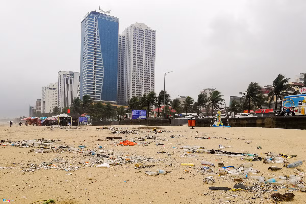 Rac ngap bai bien Da Nang sau mua lut