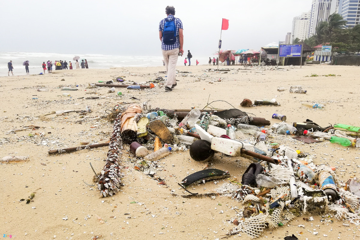 Rac ngap bai bien Da Nang sau mua lut-Hinh-5