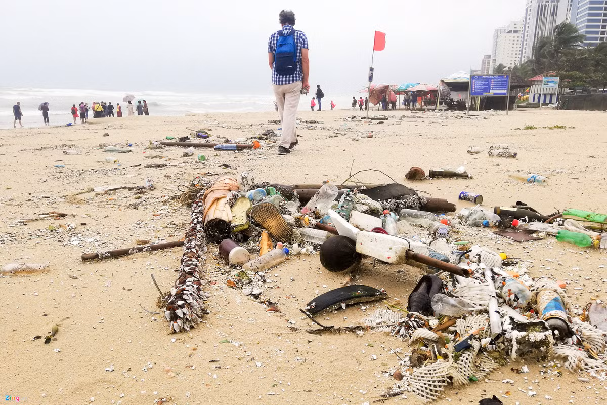 Rac ngap bai bien Da Nang sau mua lut-Hinh-5