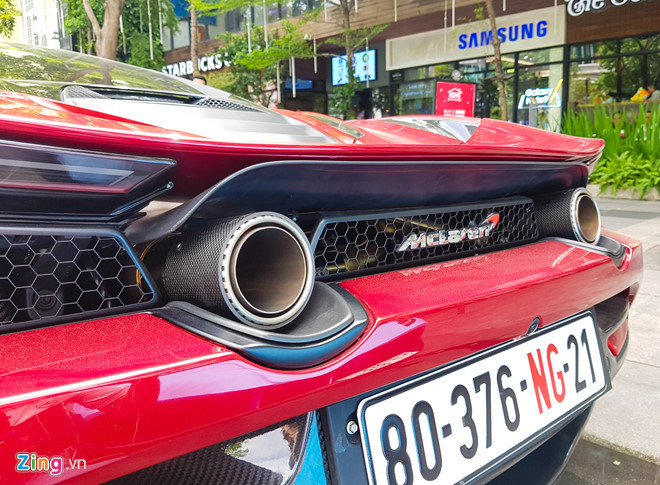 Thiết kế cản sau mang hơi hướng của hypercar McLaren P1 với đèn hậu mảnh công nghệ LED. Cặp ống xả kép được đưa lên cao đặc trưng. Điểm đặc biệt là chiếc 720S này đã được độ lại hệ thống ống xả Capristo với âm thanh mạnh mẽ hơn.