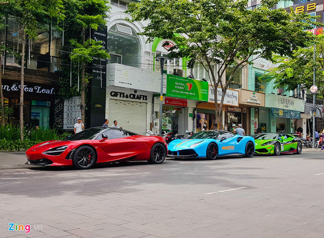 Xuất hiện cùng với McLaren 720S là siêu xe Ferrari 488 GTB và Lamborghini Huracan. Chiếc 488 GTB được chủ nhân trang bị gói độ SVR, trong khi đó, chiếc Huracan được độ lại gói RevoZport với tem thể thao GT3 EVO.