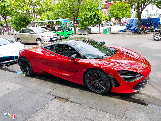 McLaren 720S được trang bị động cơ M840T V8, dung tích 4.0L, sản sinh công suất 710 mã lực và 770 Nm mô-men xoắn. Đi kèm là hộp số bán tự động ly hợp kép 7 cấp, siêu xe chỉ cần 2,7 giây để tăng tốc từ 0-100 km/h.