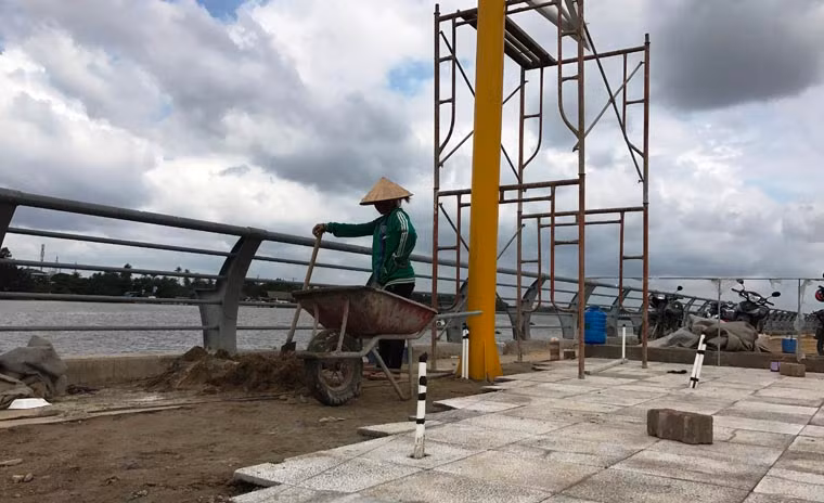 Theo ghi nhận của PV Kiến Thức, những ngày này, tại tất cả các bến, trạm dừng của tuyến buýt đường sông số 1 đang được các công nhân khẩn trương thi công, hoàn thiện mọi công đoạn để sẵn sàng phục vụ hành khách.