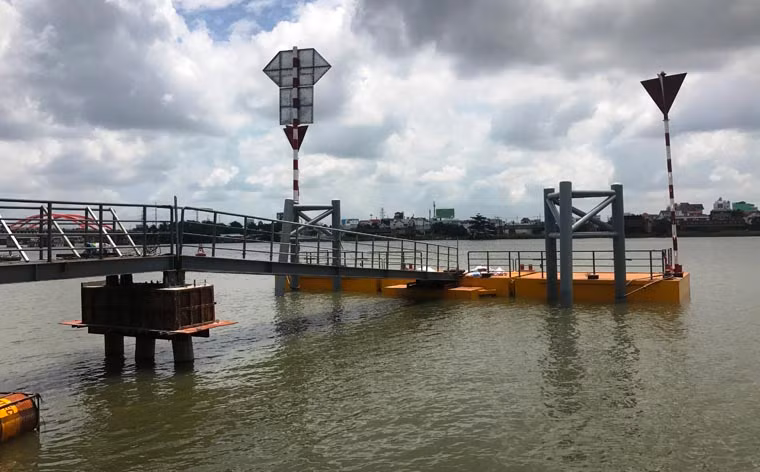 Trạm đón trả khách ở khu vực Thanh Đa, quận Bình Thạnh, TP HCM đã hoàn thiện. Hiện các công nhân chỉ còn thi công đường dẫn và nhà chờ.