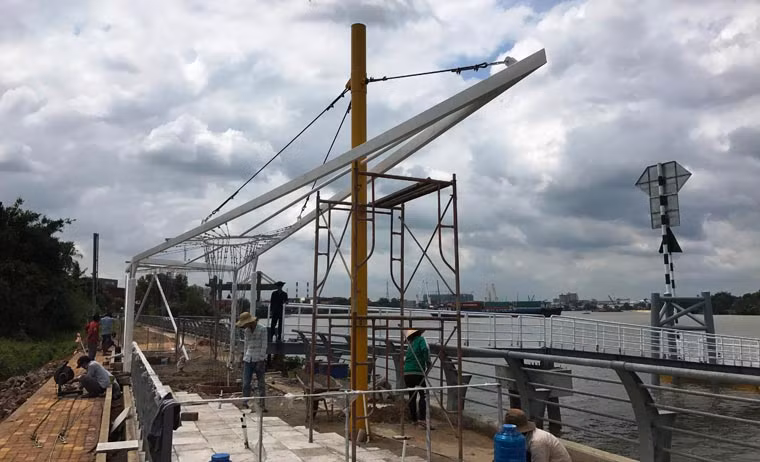 "Công trình bến đã hoàn thành; riêng nhà chờ vẫn đang hoàn thiện các phần làm mái, lót gạch, lắp ráp ghế...và chắc chắn sẽ xong trong vài ngày tới", một công nhân làm việc tại công trình bến Linh Đông cho biết.