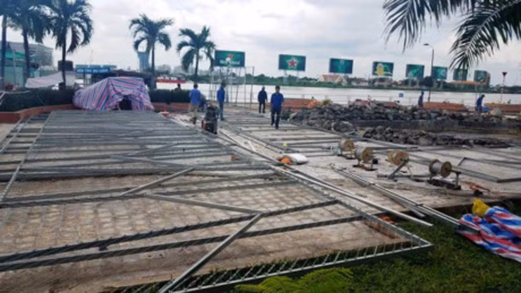 Toàn tuyến sẽ có 12 bến, trong đó 9 bến chính thức và 3 bến bổ sung đi qua các quận 1, 2, Bình Thạnh và Thủ Đức. Nhà đầu tư sử dụng 5 tàu, mỗi tàu 80 chỗ, trong đó 4 tàu vận chuyển thường xuyên và 1 tàu dự bị.