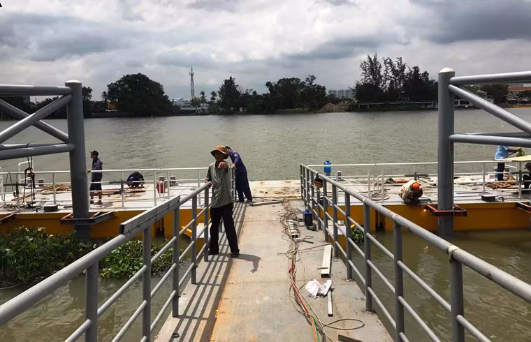 Các công nhân tại trạm dừng Bình Triệu khẩn trương làm việc bất kể trời nắng hay mưa để sớm hoàn thiện trạm đón, trả khách.