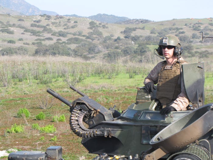 Khi di chuyển dưới nước, thiết giáp AAV-7 có thể đạt tốc độ lên tới 13 km/h. Ở thời điểm hiện tại đây là một tốc độ khá chậm nếu so với các loại phương tiện lội nước siêu tốc có khả năng di chuyển với tốc độ 45 km/h ở dưới nước của Trung Quốc. Nguồn ảnh: BI.