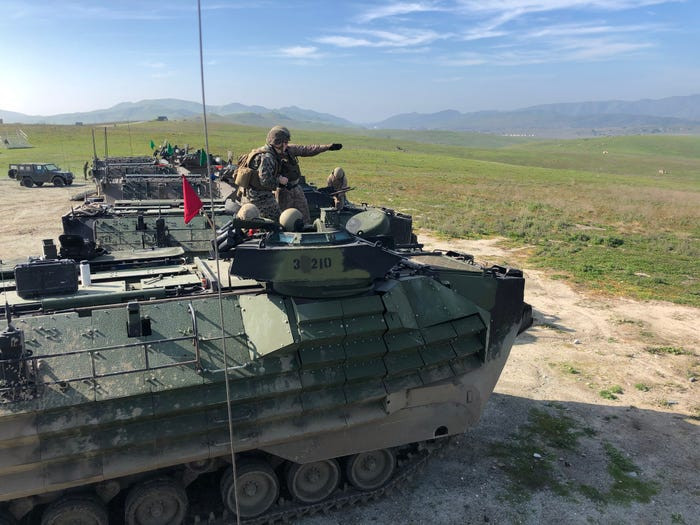 Ra đời từ đầu thập niên 70 của thế kỷ trước, tới nay AAV-7 vẫn "sống tốt" trong các đơn vị lính Thuỷ quân Lục chiến Mỹ do khả năng chở quân tuyệt vời của nó. Nguồn ảnh: BI.