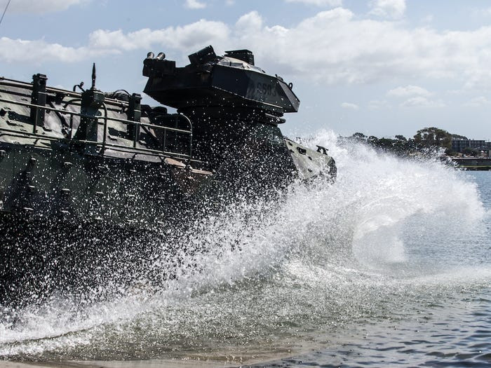 Thiết giáp lưỡng cư AAV-7 cũng được coi là loại phương tiện bánh xích có tốc độ nhanh bậc nhất thế giới, tối đa lên tới 72 km/h khi di chuyển trên đường bằng phẳng. Nguồn ảnh: BI.