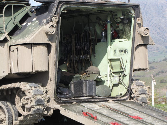 Ngoài ra khoang chở người của AAV-7 cũng có thiết kế rất gọn gàng với phần ghế ngồi có thể gập gọn. Nguồn ảnh: BI.