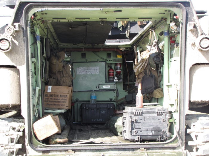 Điều này khiến kích thước của AAV-7 trở nên khá lớn và cồng kềnh, xe có chiều dài tới 8 mét, cao 3,2 mét và rộng 3,27 mét. Nguồn ảnh: BI.