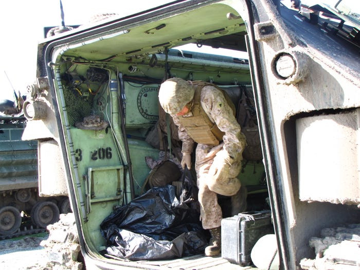 Hiện tại, quân đội Mỹ đang nghiên cứu một loại thiết giáp lưỡng cư mới để thay thế cho AAV-7. Tuy nhiên trong tương lai gần, AAV-7 vẫn sẽ là loại "xe thồ" chủ lực của Thuỷ quân Lục chiến Mỹ. Nguồn ảnh: BI.