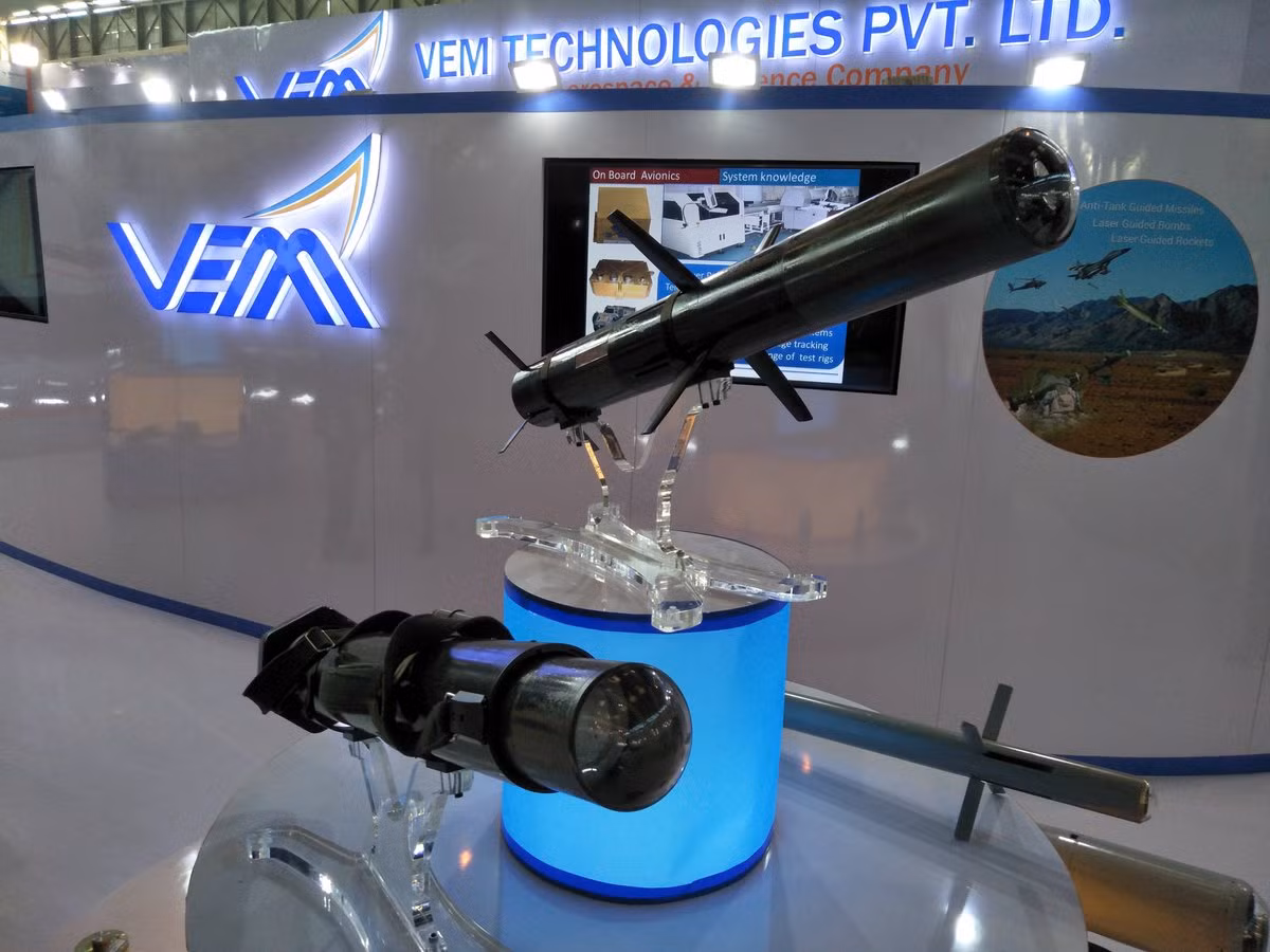 Hiện tại, mỗi quả tên lửa Amogha-III có trọng lượng khoảng 18 kg nhưng nhà sản xuất khẳng định, khi được đưa vào sản xuất hàng loạt trọng lượng của quả tên lửa sẽ giảm xuống còn 16 kg - tuy vậy vẫn nặng hơn so với Javelin của Mỹ hay Spike của Israel. Nguồn ảnh: BMPD.