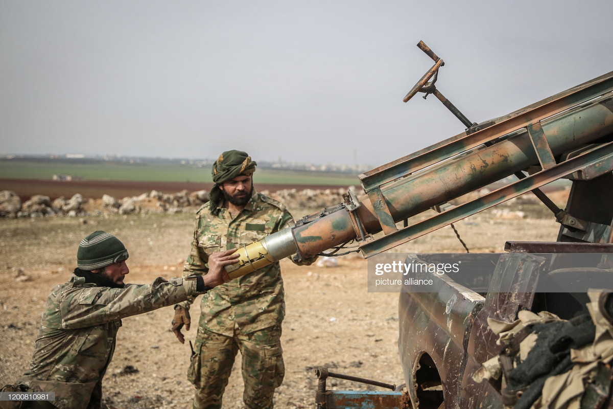Đây là một dàn pháo phản lực phóng loạt tự chế hoàn toàn với cơ cấu nghiêng, xoay góc bắn bằng trục vít cực kỳ thô sơ. Nguồn ảnh: Gettyimg.