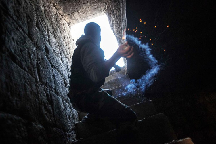 Lựu đạn cầm tay cũng có thể được tự chế từ những bọc thuốc nổ chứa đầy đinh vít và một sợ dây cháy chậm. Nguồn ảnh: TA.