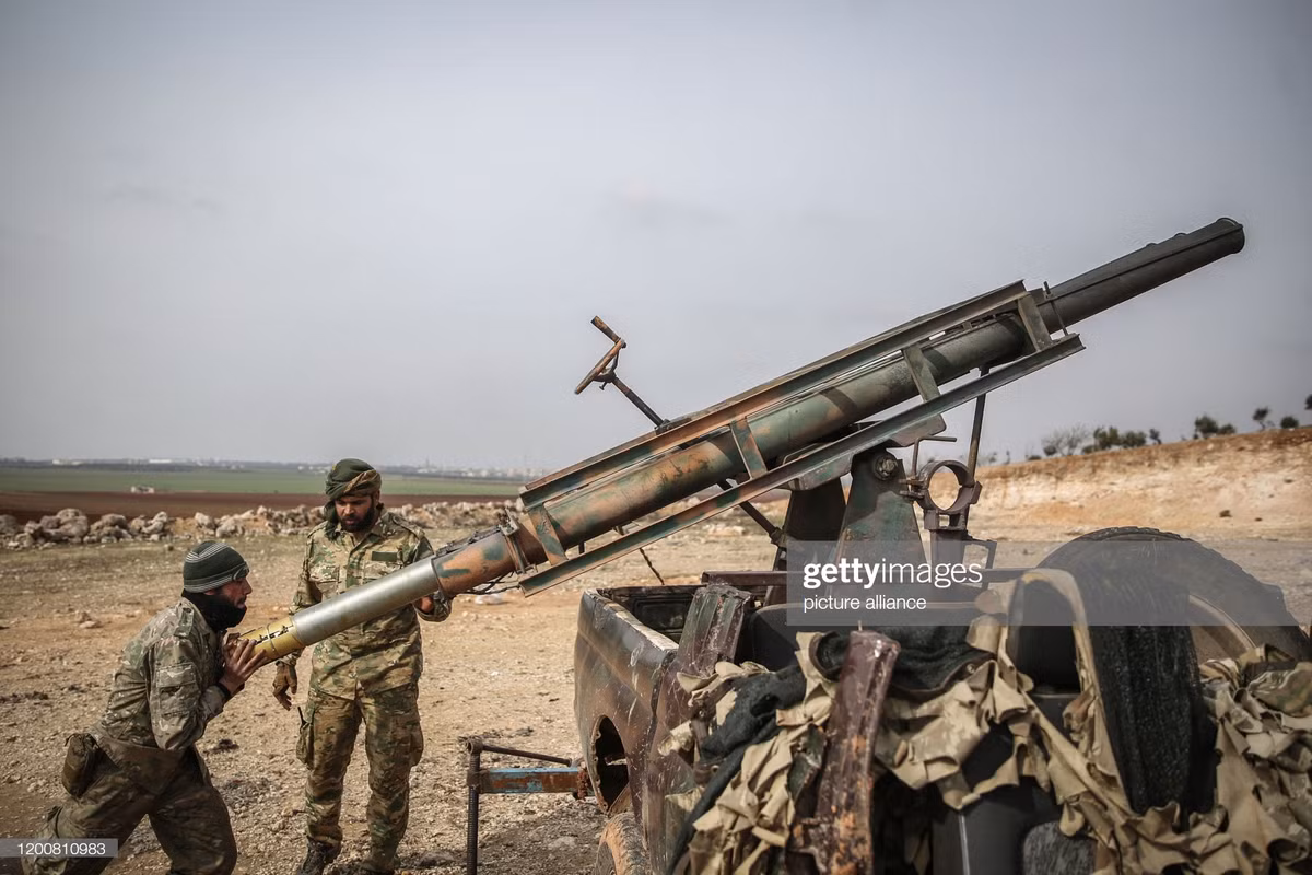 Trong cuộc tấn công này, lực lượng phiến quân đã sử dụng pháo phản lực phóng loạt cỡ lớn tự hành để khai hỏa. Nguồn ảnh: Gettyimg.