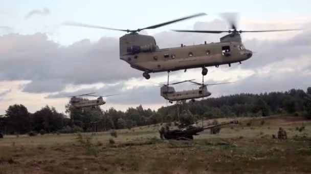 Trọng lượng nhẹ giúp cho pháo M777 có thể được không vận tới chiến trường bằng trực thăng vận tải CH-47 một cách dễ dàng. Nguồn ảnh: BI.