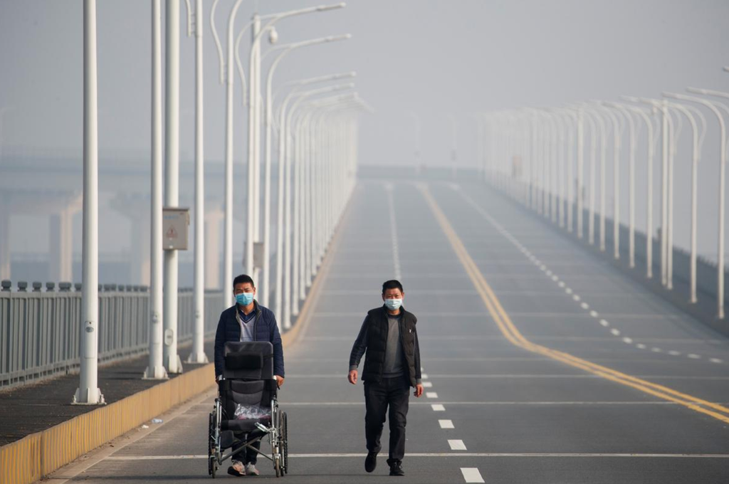Trong khi đó, chính quyền đã ra lệnh cấm các phương tiện giao thông di chuyển qua cầu, nhưng không áp dụng với người đi bộ, theo Reuters. Cảnh sát giải thích rằng vẫn có người đang qua lại Hồ Bắc nhưng đó là những “trường hợp đặc biệt”.