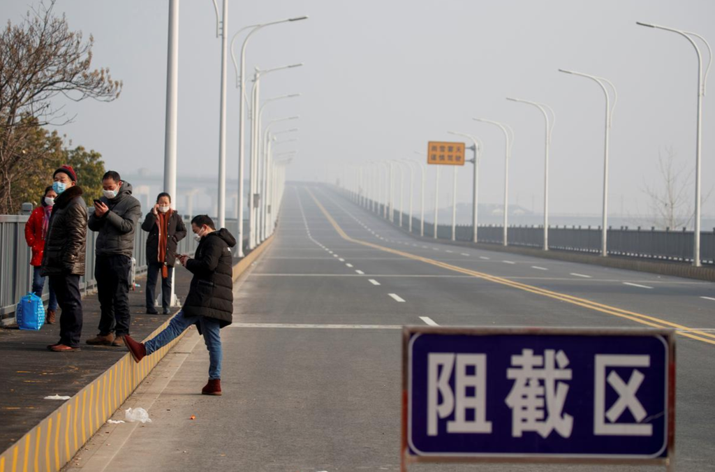 Người dân đi bộ băng cầu đến trước biển báo “Cấm vào” ở điểm kiểm tra phía cầu sông Cửu Giang, điểm chốt chặn cuối cần vượt qua trước khi vào thành phố Cửu Giang, tỉnh Giang Tây.