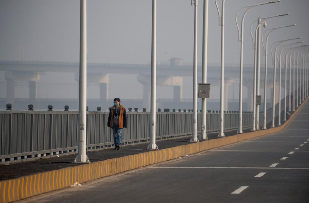 Những người đi bộ qua cầu sông Dương Tử đặt ra điểm yếu của lệnh phong tỏa.