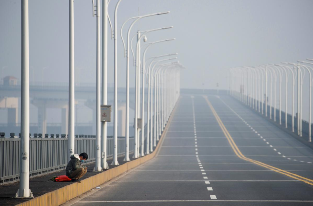 “Ngay lúc này, mọi người đều hoảng loạn nhưng tôi nghĩ mọi việc không tệ lắm”, công nhân nhập cư Guan, 45 tuổi, nói sau khi băng qua cây cầu rời khỏi Hồ Bắc.