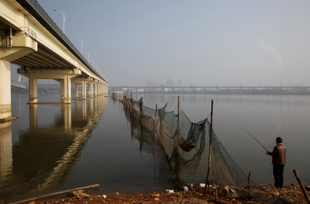 Wu Minzhou, một chủ doanh nghiệp, 40 tuổi, đang câu cá gần cây cầu ở phía Giang Tây, nói rằng ông lo ngại những trường hợp ngoại lệ đang rời khỏi Hồ Bắc. “Vì đã có một thời gian ủ bệnh ở Hồ Bắc, nếu họ đi ra ngoài, ví dụ, đến các thành phố ở phía bắc Trung Quốc thì có thể lây sang các khu vực đó”, ông nói.