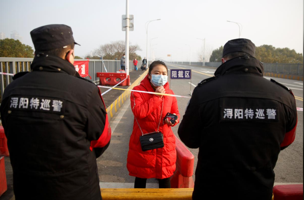 Một người đàn ông khác nói với Reuters rằng anh ta cùng bạn mình đã lái xe từ Cửu Giang qua cầu để về quê ở Hồ Bắc. “Nhưng khi đã vào Hồ Bắc rồi, bạn không thể đi ra nữa”, người đàn ông họ Tian cho biết. “Bạn phải ở lại nhà, không thể rời đi nữa”.
