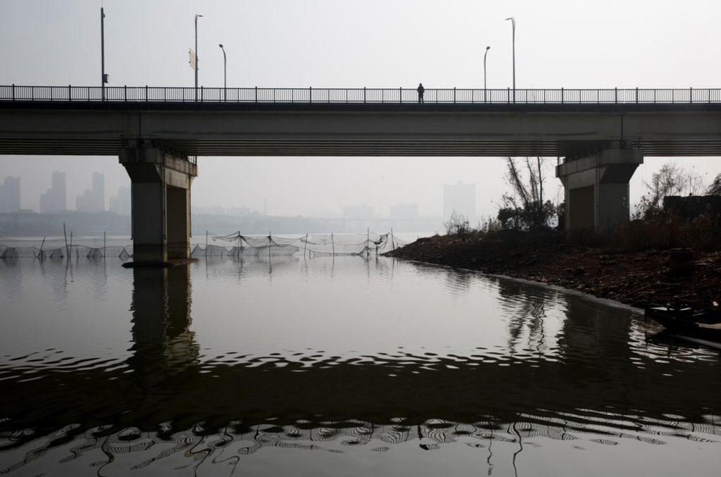 “Thông thường, vào thời điểm này trong năm, nhà hàng rất đông khách nhưng giờ không có người nào”, chủ nhà hàng chay gần chùa Phật giáo Donglin ở Cửu Giang, nói.