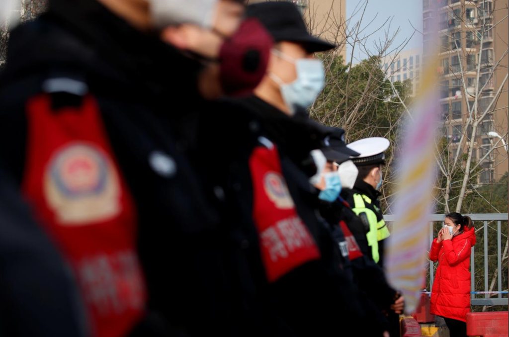 Dù Cửu Giang chưa chính thức bị phong tỏa, nhưng đường phố của thành phố gần 5 triệu dân đã trở nên vắng vẻ. Các địa điểm du lịch chính bị đóng cửa vào ngày cuối cùng của kỳ nghỉ Tết Nguyên đán hôm 30/1. Các cửa hàng đóng chặt cửa. Một vài nhà hàng mở cửa nhưng gần như không một bóng người.